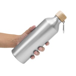 Botella Metálica Plateada con Tapa de Bambú y Mosquetón – Personalizada con tu Logo